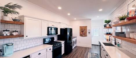 Kjøleskap, mikrobølgeovn, ovn og kokeplater