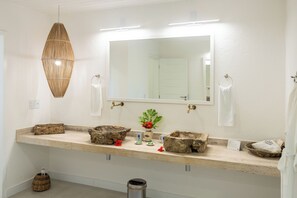 Dusche, Haartrockner, Bademäntel, Handtücher