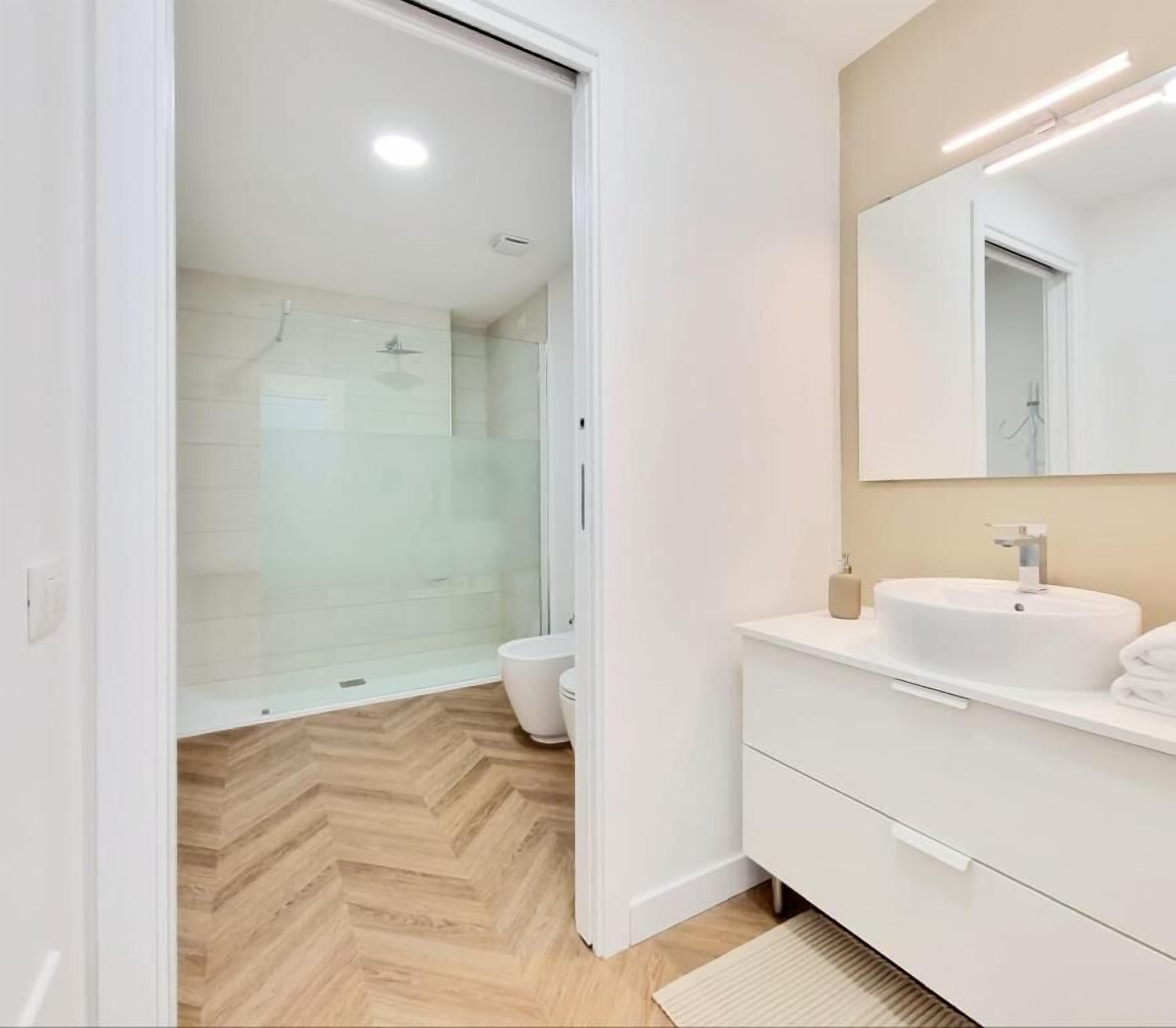 Doppia Basic, 1 letto matrimoniale | Bagno | Doccia, asciugacapelli, bidet, asciugamani