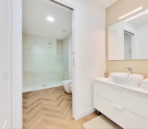 Basic Double Room, 1 Double Bed | Bathroom | Shower, hair dryer, bidet, towels - glamour suite (Cagliari)