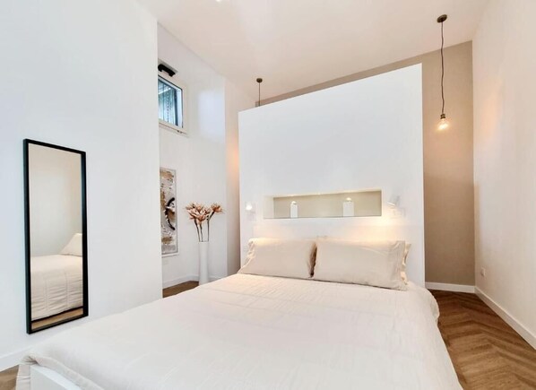 Basic Double Room, 1 Double Bed | 1 bedroom, in-room safe, desk, laptop workspace