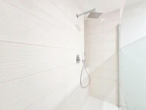 Basic Double Room, 1 Double Bed | Bathroom | Shower, hair dryer, bidet, towels