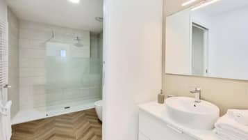 Basic-Doppelzimmer, 1 Doppelbett | Badezimmer | Dusche, Haartrockner, Bidet, Handtücher