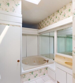 Bañera de hidromasaje, toallas y papel higiénico