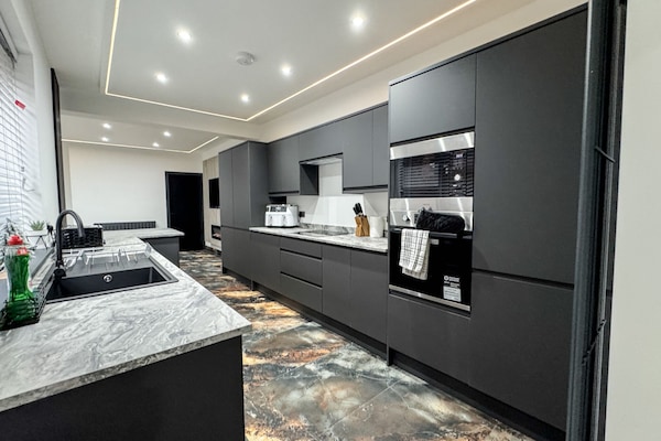 Rumah Mewah, kamar mandi pribadi | Dapur bersama