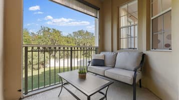 Una Smart TV, una mesa de tenis de mesa