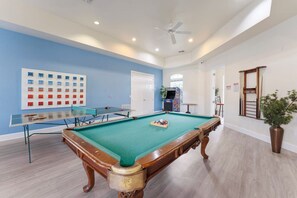 Games room - 414TR 2BR Condo APT Heated Pool HotTub King Bed (Davenport)