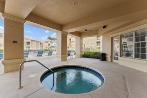 A heated pool - 414TR 2BR Condo APT Heated Pool HotTub King Bed (Davenport)