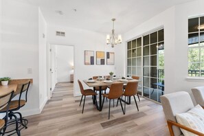 Dining - 414TR 2BR Condo APT Heated Pool HotTub King Bed (Davenport)