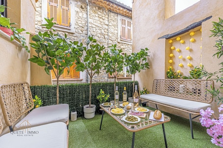 Outdoor dining. Renovated House: Peace & Comfort 20 min from Monaco
