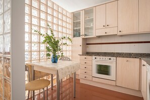 Kühlschrank, Mikrowelle, Ofen, Geschirrspüler