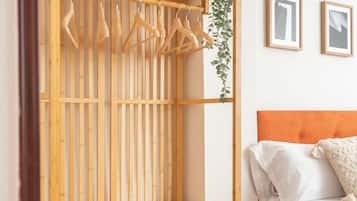 3 habitaciones, escritorio, tabla de planchar con plancha y wifi