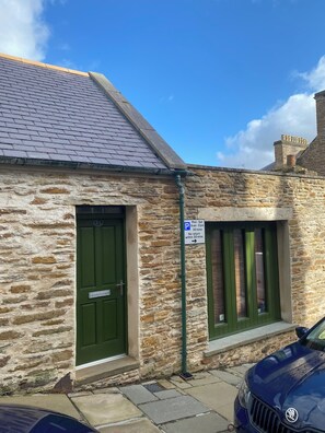 Exterior - Charming in the heart of Stromness Pet friendly 
Saturday Arrival and Departure
 (Stromness)