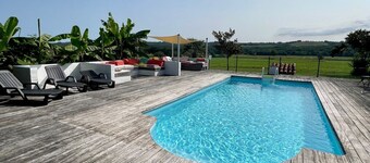 Beautiful manor house with swimming pool and vineyard views