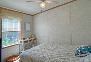 4 bedrooms, iron/ironing board, WiFi, bed sheets - 4-bedroom mobile home in charming Rehoboth Beach with AC, WiFi (Rehoboth Beach)
