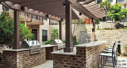 Luxury Midtown Oasis: Rooftop & Pool