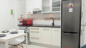 Coffee/tea maker, fridge, microwave, stovetop - Casa Real, Apartamento sin ruido en Triana (Sevilla)