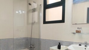 Hair dryer, towels, soap, toilet paper - Casa Real, Apartamento sin ruido en Triana (Sevilla)