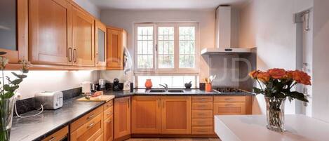 Réfrigérateur, four, lave-vaisselle, grille-pain