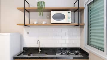 Refrigerador, microondas, placa de cocina, utensilios de cocina