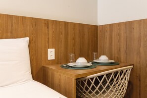 Studio | 1 sovrum, allergitestade sängkläder, skrivbord och mörkläggningsgardiner