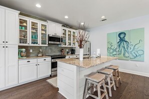 Fridge, microwave, oven, stovetop - 6-Seater Golf Cart - Community Pool - Close to Beach, Dining and Shopping (Inlet Beach)