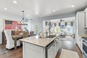 Fridge, microwave, oven, stovetop - 6-Seater Golf Cart - Community Pool - Close to Beach, Dining and Shopping (Inlet Beach)