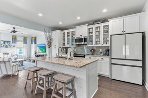 Fridge, microwave, oven, stovetop - 6-Seater Golf Cart - Community Pool - Close to Beach, Dining and Shopping (Inlet Beach)