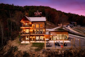 Exterior - Smoky Mtn -GameRoom,Theater,HeatedPool,BBQ&Firepit (Sevierville)