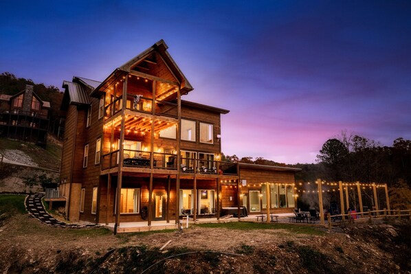 Exterior - Smoky Mtn -GameRoom,Theater,HeatedPool,BBQ&Firepit (Sevierville)