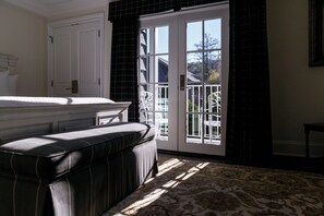 Standaard suite, 1 queensize bed met slaapbank, balkon | 1 slaapkamer, een kluis op de kamer, een bureau, een laptopwerkplek