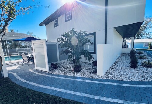 Charming fully renovated 4-bedroom spacious house with pool in Tampa/Lutz area! 