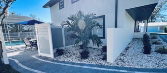 Charming fully renovated 4-bedroom spacious house with pool in Tampa/Lutz area! 