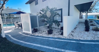 Charming fully renovated 4-bedroom spacious house with pool in Tampa/Lutz area!