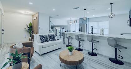 Charming fully renovated 4-bedroom spacious house with pool in Tampa/Lutz area!