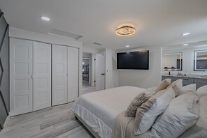 4 bedrooms, desk, iron/ironing board, free WiFi