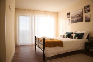 2 bedrooms, iron/ironing board, Internet, bed sheets