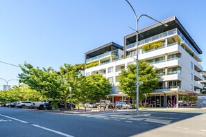 Exterior - Elegant & Cosy Haven in Lively Kingston Foreshore (Kingston)