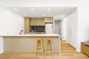 Fridge, microwave, oven, stovetop - Elegant & Cosy Haven in Lively Kingston Foreshore (Kingston)