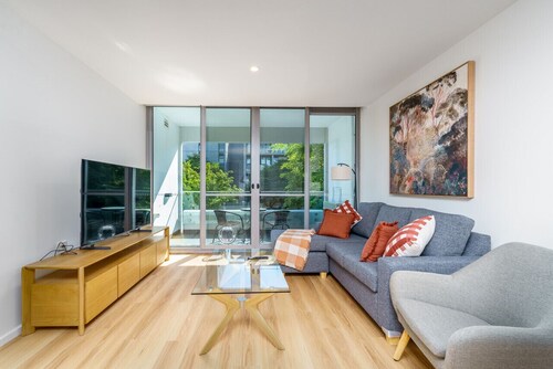 Elegant & Cosy Haven in Lively Kingston Foreshore