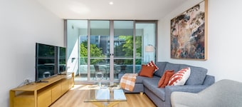 Elegant & Cosy Haven in Lively Kingston Foreshore