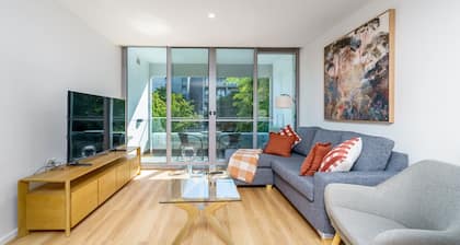 Elegant & Cosy Haven in Lively Kingston Foreshore