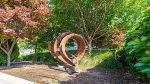 A sculpture in a landscaped area with trees and shrubs. - Elegant & Cosy Haven in Lively Kingston Foreshore (Kingston)
