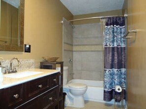 Towels, soap, toilet paper - Intown 1-bedroom apartment with AC and WiFi in fabulous Atlanta (Atlanta)