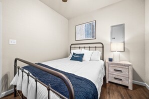 4 bedrooms, WiFi, bed sheets - The Lecta House-Modern Art Haven (Fort Smith)