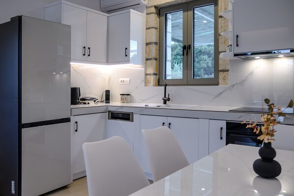 Fridge, oven, stovetop, dishwasher