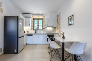 Fridge, oven, dishwasher, coffee/tea maker