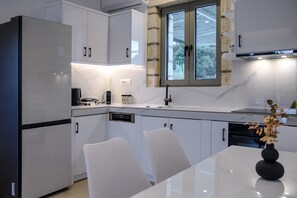 Refrigerador, horno, lavavajillas y cafetera y tetera 