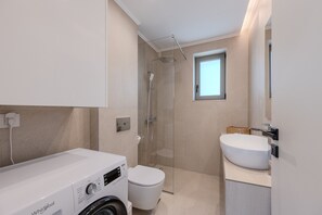 Douche, sĂšche-cheveux, serviettes fournies, shampoing