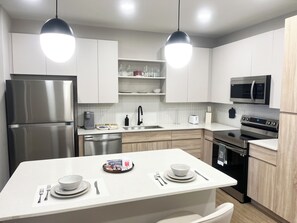 Micro-ondes, plaque de cuisson, lave-vaisselle